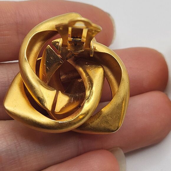 Vintage new love knot clip matte brushed gold earring 1.25in - Picture 4 of 5
